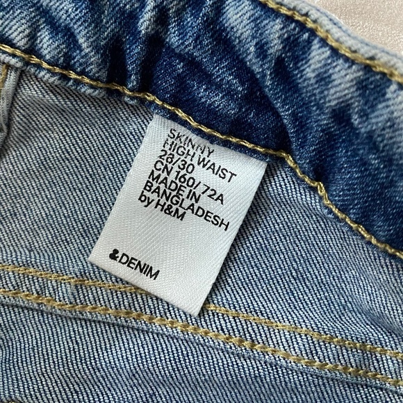 H&M women’s high waisted Distressed Jeans - Picture 2 of 3